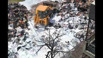 Around 200 families’ belongings stored in makeshift tents caught fire; residents flag recurring encroachments and C&D waste dumping on the plot. (Parveen Kumar/HT) Around 200 families’ belongings stored in makeshift tents caught fire; residents flag recurring encroachments and C&D waste dumping on the plot. (Parveen Kumar/HT)