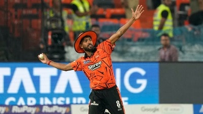 <p>ఈ పేస్ సంచలనం ఇక్కడితో ఆగిపోలేదు! తన రెండో ఓవర్‌లో రాజస్థాన్ కెప్టెన్ రియాన్ పరాగ్‌ను కూడా ఔట్​ చేసి తన ఖాతాలో నాలుగో వికెట్ వేసుకున్నాడు. మొత్తం మీద 4 ఓవర్లలో 34 పరుగులు ఇచ్చాడు. దీనితో ఒక్కసారిగా క్రికెట్ ప్రపంచం మొత్తం ఈ కుర్రాడి వైపు చూస్తోంది. ఎవరు ఈ ప్రఫుల్​ హింజ్​ అని అందరు తెగ వెతికేస్తున్నారు.</p> (AP)