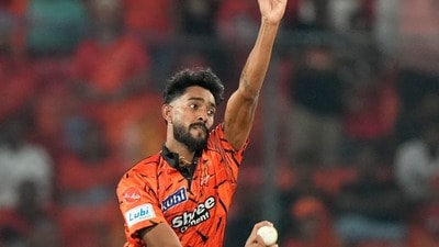 <p>24 ఏళ్ల ప్రఫుల్ హింజ్ మహారాష్ట్రలోని విదర్భ ప్రాంతానికి చెందిన రైట్ ఆర్మ్ సీమర్. దేశవాళీ క్రికెట్‌లో ముఖ్యంగా రెడ్ బాల్ (ఫస్ట్ క్లాస్) ఫార్మాట్‌లో తనదైన ముద్ర వేశాడు. ఇప్పటివరకు ఆడిన 10 ఫస్ట్ క్లాస్ మ్యాచ్‌ల్లో 27 వికెట్లు పడగొట్టి, నిలకడైన బౌలర్‌గా గుర్తింపు పొందాడు. కేవలం రూ. 30 లక్షల కనీస ధరకు సన్‌రైజర్స్ అతడిని సొంతం చేసుకుంది. టీ20 అనుభవం తక్కువగా ఉన్నప్పటికీ, తన లైన్ అండ్ లెంగ్త్‌తో విధ్వంసకర బ్యాటర్లను సైతం కట్టడి చేయగలనని నిరూపించాడు.</p> (AP)