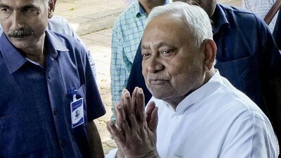 మధ్యాహ్నం 3 గంటలకు సీఎం పదవికి రాజీనామా సమర్పించనున్న నితీష్ కుమార్ (HT_PRINT) మధ్యాహ్నం 3 గంటలకు సీఎం పదవికి రాజీనామా సమర్పించనున్న నితీష్ కుమార్ (HT_PRINT)