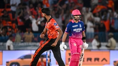 <p>"ప్రఫుల్ హింజ్ ఒక కష్టపడే మనస్తత్వం ఉన్న బౌలర్. విదర్భ తరపున ఉమేష్ యాదవ్‌తో కలిసి బౌలింగ్ పంచుకున్న అనుభవం అతనికి ఉంది. కేవలం బ్యాకప్ బౌలర్‌గా జట్టులోకి వచ్చినప్పటికీ, అద్భుతమైన ప్రతిభను కనబరిచాడు," అని ఐపీఎల్ అధికారిక వెబ్‌సైట్ పేర్కొంది. ఈ సీజన్‌లో హైదరాబాద్ బౌలింగ్ విభాగం ధారాళంగా పరుగులు ఇస్తూ విమర్శలపాలైంది. ఈ క్రమంలో ప్రఫుల్ హింజ్ రాక జట్టులో కొత్త ఉత్సాహాన్ని నింపుతుంది.</p> (PTI)