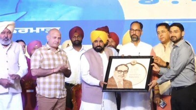 డాక్టర్ బీఆర్ అంబేడ్కర్ జయంతి వేడుకల్లో పాల్గొన్న పంజాబ్ ముఖ్యమంత్రి భగవంత్ మాన్, ఆప్ నేత మనీష్ సిసోడియా డాక్టర్ బీఆర్ అంబేడ్కర్ జయంతి వేడుకల్లో పాల్గొన్న పంజాబ్ ముఖ్యమంత్రి భగవంత్ మాన్, ఆప్ నేత మనీష్ సిసోడియా