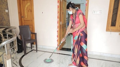 <p>వాస్తు శాస్త్రం ప్రకారంగా తుడవడం కోసం కొత్త లేదా లేత రంగు దుస్తులను ఉపయోగించాలి. తెలుపు, లేత పసుపు లేదా లేత నీలం ఉత్తమమైనవిగా పరిగణిస్తారు. పాత బట్టలను చింపివేసి తుడవడానికి బదులు పేదలకు దానం చేయండి. మీరు పాత బట్టలను ఉపయోగించాల్సి వస్తే, వాటిని బాగా కడిగి, బహిరంగ శుభ్రపరిచే ప్రయోజనాల కోసం మాత్రమే ఉపయోగించండి.(గమనిక : ఇది కేవలం నమ్మకాల మీద ఆధారపడిన కథనం. ఏవైనా అనుమానాలు ఉంటే సంబంధిత నిపుణులను సంప్రదించండి.)</p> 