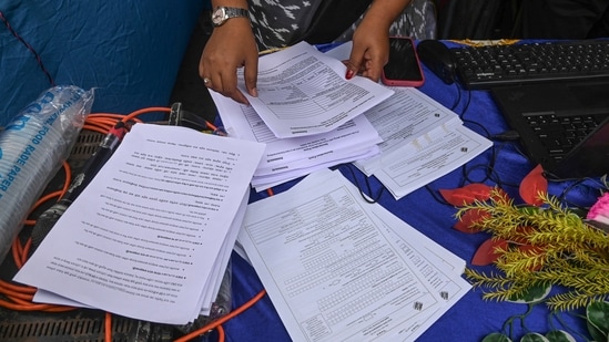 Election Commission officials assist voters at a help desk camp for the Special Intensive Revision (SIR) of Electoral Rolls, in Sonagachi, Kolkata. (Photo for representation) (PTI)