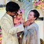 বিছানায় আদুরে মীরার মা-বাবা দীপঙ্কর ও অহনা। 