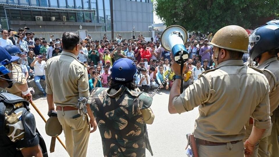 Security personnel in Noida on Monday. (Sunil Ghosh/HT) (HT_PRINT)