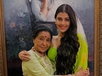 Zanai Bhosle looked bereaved at her grandmother Asha Bhosle's funeral. 