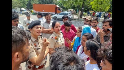 (Representative image) Police try to pacify the workers’ agitation on Thursday at Sector 7, IMT Manesar. (Parveen Kumar/HT) (Representative image) Police try to pacify the workers’ agitation on Thursday at Sector 7, IMT Manesar. (Parveen Kumar/HT)
