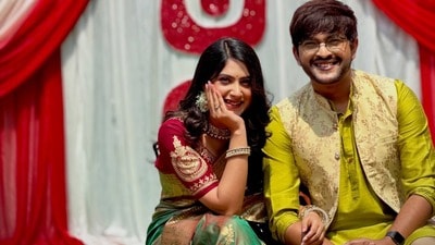 ‘জীবনের ৩৮টা বসন্ত পার করার পর…’, নববর্ষে শুভস্মিতাকে পাশে নিয়ে কী বার্তা সৌরভের ‘জীবনের ৩৮টা বসন্ত পার করার পর…’, নববর্ষে শুভস্মিতাকে পাশে নিয়ে কী বার্তা সৌরভের