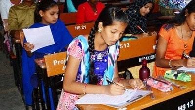 <p>అర్హులైన అభ్యర్థులు <a href="https://dost.cgg.gov.in/Authatication.do" target="_blank">https://dost.cgg.gov.in/Authatication.do</a>  లింక్ పై క్లిక్ చేసి వెబ్ సైట్ ద్వారా దోస్త్ రిజిస్ట్రేషన్ చేసుకోవచ్చు. ఈసారి మొత్తం మూడు విడతల ద్వారా డిగ్రీ సీట్లను భర్తీ చేస్తారు. జులై 1వ తేదీ నుంచి మొదటి సెమిస్టర్ తరగతులు ప్రారంభమవుతాయని అధికారులు తెలిపారు.</p> 