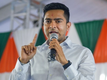 অভিষেক বন্দ্যোপাধ্যায় অভিযোগ করলেন, তাঁর এবং তাঁর স্ত্রী রুজিরার গাড়িতে তল্লাশির জন্য এক নির্বাচনী পর্যবেক্ষক নাকি হোয়াটসঅ্যাপের মাধ্যমে নির্দেশ পাঠিয়েছেন।