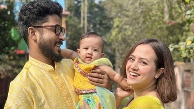 মাকে বাঁধতেই দেবে না ঝুঁটি, অহনা-দীপঙ্করের মেয়ের কাণ্ড দেখুন। মাকে বাঁধতেই দেবে না ঝুঁটি, অহনা-দীপঙ্করের মেয়ের কাণ্ড দেখুন।