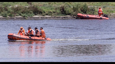 Rescue operation underway in the boat capsize incident in the Yamuna in Vrindavan. (FILE PHOTO)
