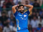 <p>ముంబై ఇండియన్స్ స్టార్ పేసర్ జస్ప్రీత్ బుమ్రా ఫామ్ ఇప్పుడు ఆ జట్టును తీవ్రంగా కలవరపెడుతోంది. ఐపీఎల్ 2026 సీజన్‌లో బుమ్రా వికెట్లు తీయడానికి నానా తంటాలు పడుతున్నాడు. గురువారం వాంఖెడే స్టేడియం వేదికగా పంజాబ్ కింగ్స్‌తో జరిగిన మ్యాచ్‌లోనూ బుమ్రా తేలిపోయాడు. 4 ఓవర్లలో వికెట్లేమీ తీయకుండా 41 పరుగులు సమర్పించుకున్నాడు.</p>