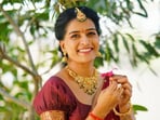 <p>ఇల్లు ఇల్లాలు పిల్లలు సీరియల్ హీరోయిన్ అన్షు రెడ్డి లంగావోణీలో అదరగొట్టింది. అచ్చం బాపుబొమ్మలా మెరిసిపోయింది. </p>(instagram-Thandra Anshu Reddy)