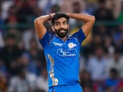 <p>ముంబై ఇండియన్స్ స్టార్ పేసర్ జస్ప్రీత్ బుమ్రా ఫామ్ ఇప్పుడు ఆ జట్టును తీవ్రంగా కలవరపెడుతోంది. ఐపీఎల్ 2026 సీజన్‌లో బుమ్రా వికెట్లు తీయడానికి నానా తంటాలు పడుతున్నాడు. గురువారం వాంఖెడే స్టేడియం వేదికగా పంజాబ్ కింగ్స్‌తో జరిగిన మ్యాచ్‌లోనూ బుమ్రా తేలిపోయాడు. 4 ఓవర్లలో వికెట్లేమీ తీయకుండా 41 పరుగులు సమర్పించుకున్నాడు.</p>