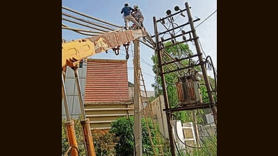 PSPCL workers repair power lines in Ludhiana on Friday. (HT Photo) PSPCL workers repair power lines in Ludhiana on Friday. (HT Photo)