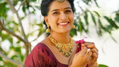 <p>ఇల్లు ఇల్లాలు పిల్లలు సీరియల్ హీరోయిన్ అన్షు రెడ్డి లంగావోణీలో అదరగొట్టింది. అచ్చం బాపుబొమ్మలా మెరిసిపోయింది. </p> (instagram-Thandra Anshu Reddy) <p>ఇల్లు ఇల్లాలు పిల్లలు సీరియల్ హీరోయిన్ అన్షు రెడ్డి లంగావోణీలో అదరగొట్టింది. అచ్చం బాపుబొమ్మలా మెరిసిపోయింది. </p> (instagram-Thandra Anshu Reddy)