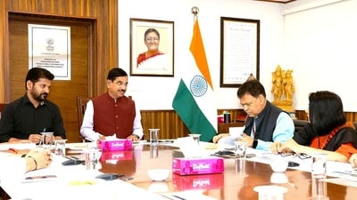 కేంద్ర మంత్రి ప్రహ్లాద్ జోషితో సీఎం రేవంత్ రెడ్డి కేంద్ర మంత్రి ప్రహ్లాద్ జోషితో సీఎం రేవంత్ రెడ్డి