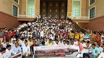 తెలంగాణలో ఉద్యోగుల నిరసన తెలంగాణలో ఉద్యోగుల నిరసన