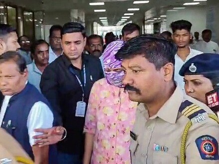 কোম্পানির নাসিক শাখার এইচআর প্রধান এবং অপারেশনস ম্যানেজার অশ্বিনী চেইনানি নাকি নির্যাতিতা কর্মীকে বলেছিল, 'এসব তো হয়েই থাকে'। 