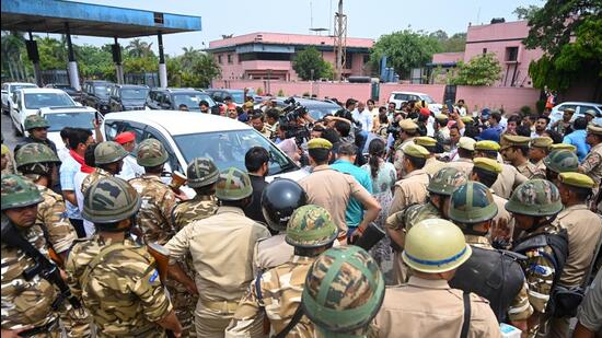 Leaders from the Samajwadi Party, Congress and the Communist Party of India (Marxist) tried to enter Noida on Friday to extend support to the protesting workers, but they were stopped at the borders (SUnil Ghosh/HT Photo)