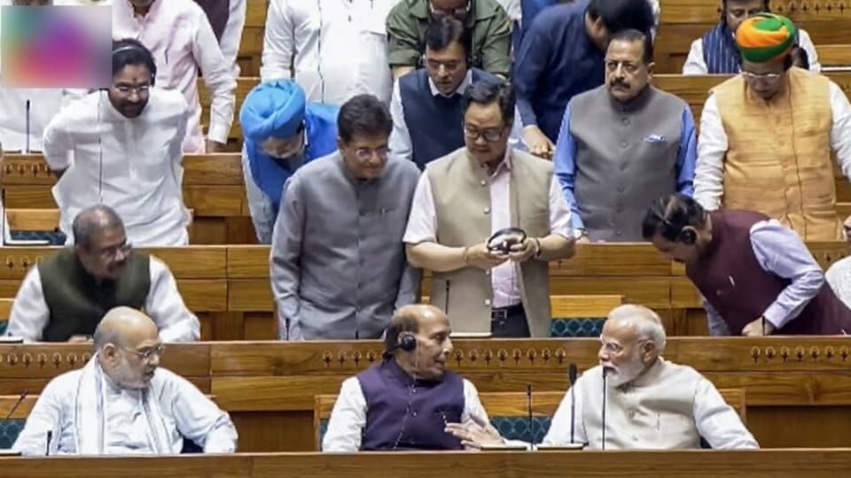 ভোটাভুটির জন্য লোকসভায় আসেন প্রধানমন্ত্রী নরেন্দ্র মোদী। (ছবি সৌজন্যে সংসদ টিভি)