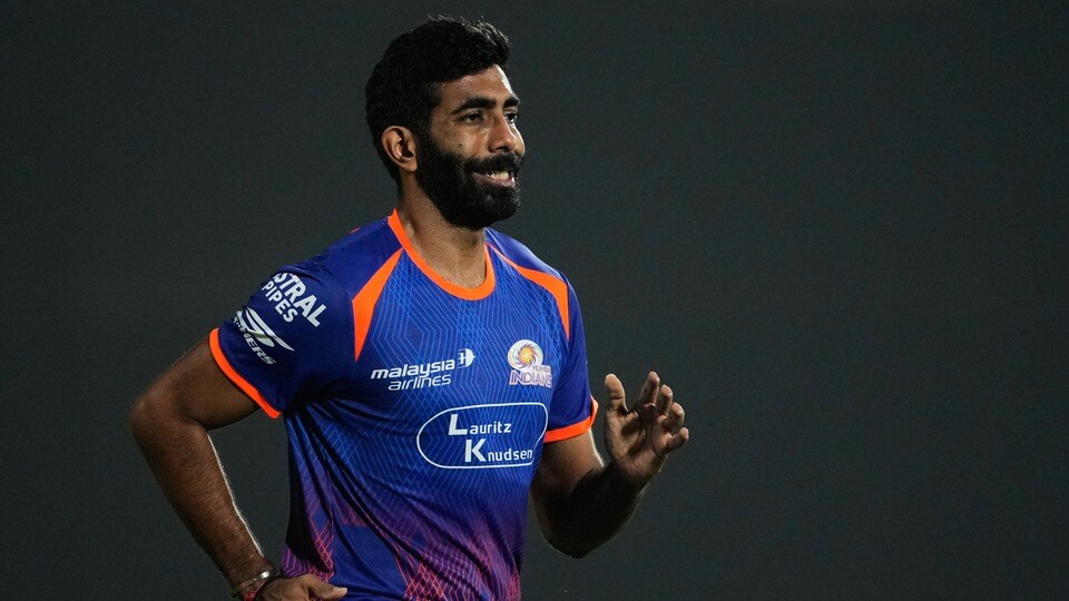 <p>పఠాన్ ప్రకారం.. బుమ్రా తన బౌలింగ్‌లో దాదాపు 44 శాతం స్లోయర్ డెలివరీలనే వేస్తున్నాడు. అంటే ప్రతి రెండో బంతి స్లోయర్ బాల్‌గా మారుతోంది. స్లో బాల్స్ ఎక్కువ అవ్వడం వల్ల అతని సగటు వేగం 130 కి.మీ కంటే తక్కువకు పడిపోయింది. స్లోయర్ బాల్స్ శాతాన్ని 30 నుంచి 35 శాతానికి తగ్గించి, అసలైన పేస్‌తో బంతులు వేస్తే బుమ్రా మళ్లీ వికెట్లు తీయగలడు.</p>