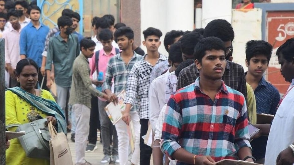 <p>సాధారణంగా ఇంటర్మీడియట్ మొదటి సంవత్సరం పూర్తి చేసుకున్న విద్యార్థులు తమ మార్కులు తక్కువగా వస్తే 'ఇంప్రూవ్‌మెంట్' లేదా 'బెటర్మెంట్' పరీక్షలు రాసుకునే అవకాశం ఉంది. అయితే, రెండో సంవత్సరం విద్యార్థులకు మాత్రం ఇప్పటివరకు ఈ సౌకర్యం లేదు. </p>