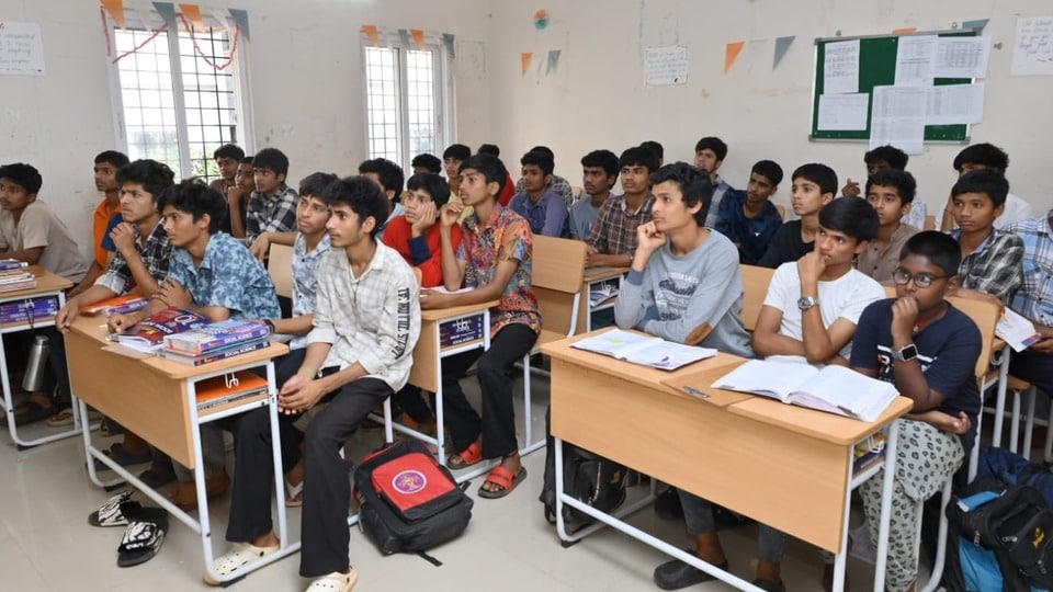 <p>ఇంటర్మీడియట్ రెండో సంవత్సరం విద్యార్థులకు మార్కులు పెంచుకునేందుకు ఇంప్రూవ్‌మెంట్ రాసుకునే సదుపాయాన్ని ఆంధ్రప్రదేశ్ ప్రభుత్వం పరిశీలిస్తోంది. ఇప్పటివరకు కేవలం మొదటి ఏడాది విద్యార్థులకే ఉన్న ఈ సదుపాయాన్ని అందరికీ వర్తింపజేయాలని విద్యాశాఖ యోచిస్తోంది.</p>