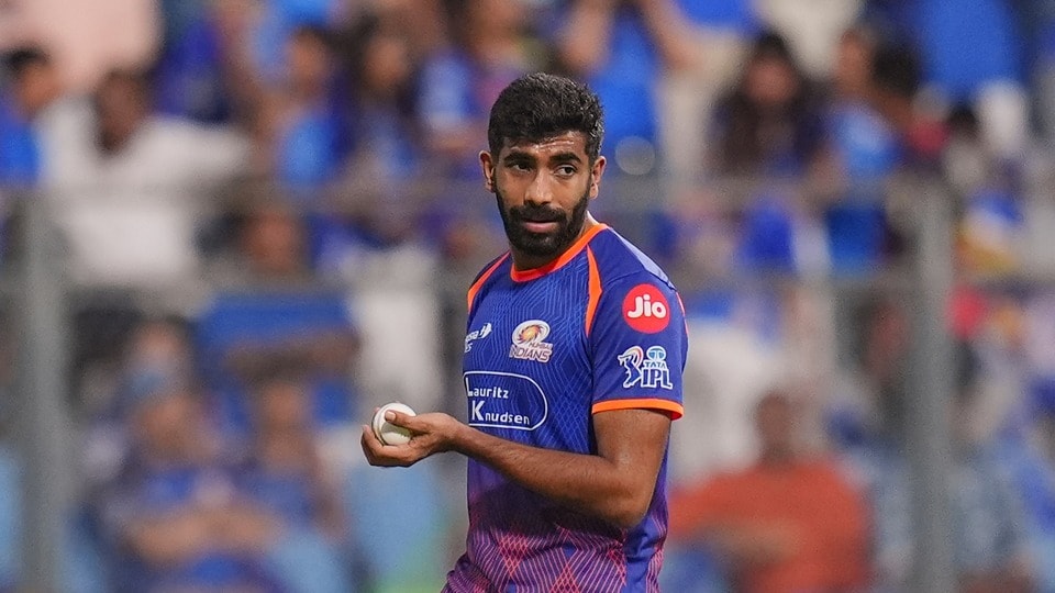 <p>బుమ్రా వైఫల్యంపై ఇర్ఫాన్ పఠాన్ తన యూట్యూబ్ ఛానెల్‌లో ఆసక్తికర విశ్లేషణ చేశారు. "బుమ్రా వికెట్లు తీయడం ముంబైకి చాలా ముఖ్యం. అతని ఫామ్‌లో పెద్ద సమస్య లేదు కానీ, వేగమే ప్రధాన అడ్డంకిగా మారింది. ఈ సీజన్‌లో బుమ్రా సగటు వేగం 130 కిలోమీటర్లు మాత్రమే ఉంటోంది. దీనికి కారణం అతను వేస్తున్న స్లోయర్ బాల్స్," అని పఠాన్ పేర్కొన్నాడు.</p>(PTI)