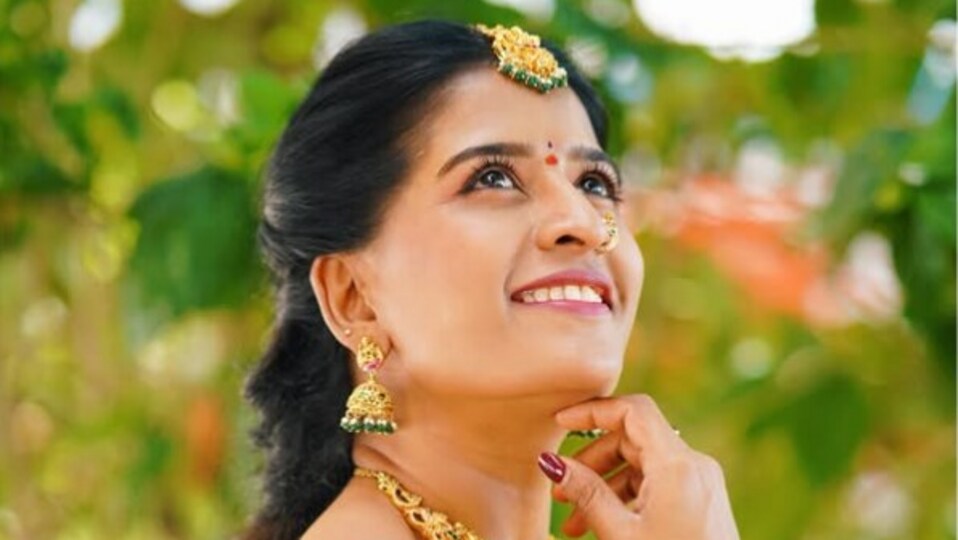 <p>ఇల్లు ఇల్లాలు పిల్లలు సీరియల్ లో నర్మద క్యారెక్టర్ ప్లే చేస్తోంది అన్షు రెడ్డి. తన నటనతో ఆకట్టుకుంటోంది.</p>(instagram-Thandra Anshu Reddy)