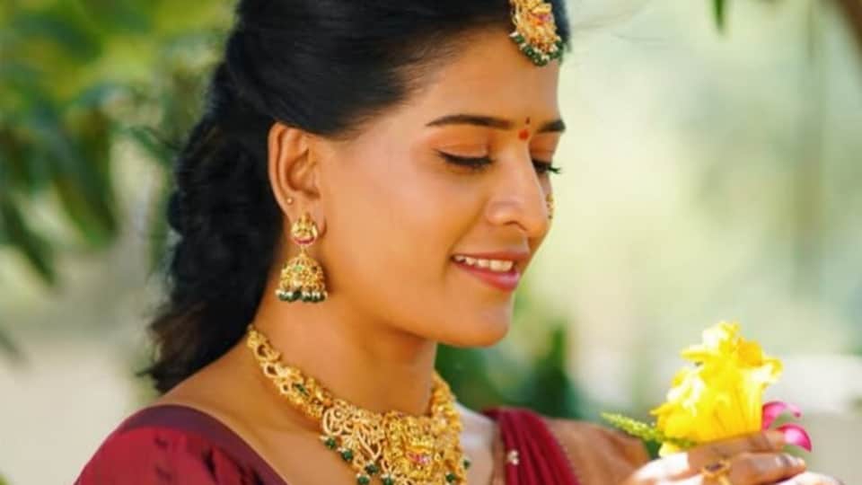 <p>స్టార్ మాలో ప్రసారమవుతున్న ఇల్లు ఇల్లాలు పిల్లలు సీరియల్ రేటింగ్స్ లో దూసుకుపోతుంది. ఇందులో బుల్లితెర మెగాస్టార్ ప్రభాకర్, సీనియర్ నటి ఆమని తదితరులు నటిస్తున్నారు. </p>(instagram-Thandra Anshu Reddy)