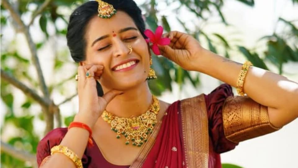 <p>చెవిలో పువ్వుతో, ఫన్నీ ఎక్స్ ప్రెషన్స్ తో అన్షు రెడ్డి పెట్టిన ఫొటోలు సోషల్ మీడియాలో వైరల్ గా మారాయి. </p>(instagram-Thandra Anshu Reddy)
