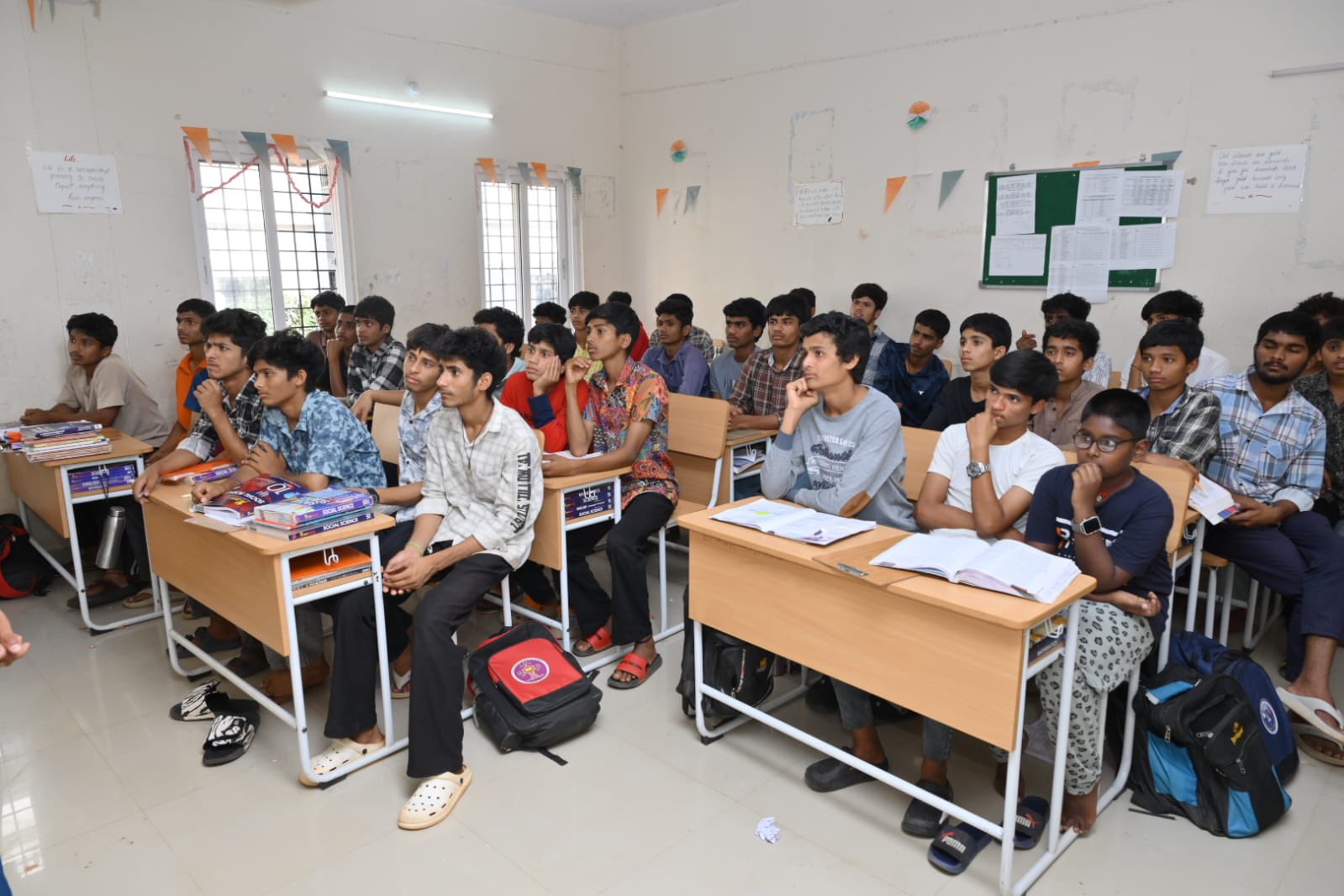 <p>ఇంటర్మీడియట్ రెండో సంవత్సరం విద్యార్థులకు మార్కులు పెంచుకునేందుకు ఇంప్రూవ్మెంట్ రాసుకునే సదుపాయాన్ని ఆంధ్రప్రదేశ్ ప్రభుత్వం పరిశీలిస్తోంది. ఇప్పటివరకు కేవలం మొదటి ఏడాది విద్యార్థులకే ఉన్న ఈ సదుపాయాన్ని అందరికీ వర్తింపజేయాలని విద్యాశాఖ యోచిస్తోంది.</p> <p>ఇంటర్మీడియట్ రెండో సంవత్సరం విద్యార్థులకు మార్కులు పెంచుకునేందుకు ఇంప్రూవ్మెంట్ రాసుకునే సదుపాయాన్ని ఆంధ్రప్రదేశ్ ప్రభుత్వం పరిశీలిస్తోంది. ఇప్పటివరకు కేవలం మొదటి ఏడాది విద్యార్థులకే ఉన్న ఈ సదుపాయాన్ని అందరికీ వర్తింపజేయాలని విద్యాశాఖ యోచిస్తోంది.</p>