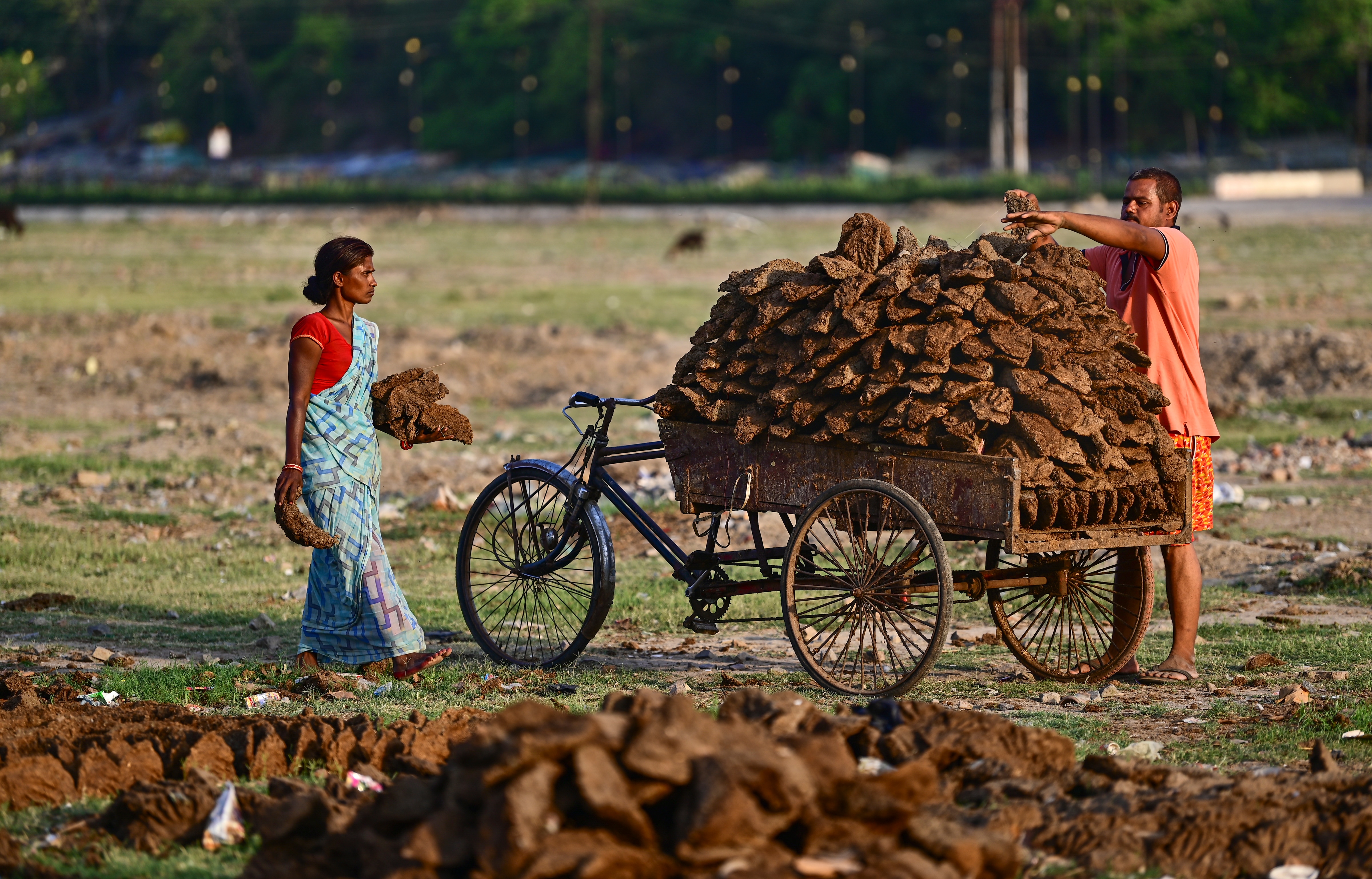 Prayagraj: Farmers load cow dung cakes on a cart amid the ongoing LPG crisis, in Prayagraj, Uttar Pradesh, Thursday, April, 16, 2026. (PTI Photo) (PTI04_16_2026_000540B) (PTI) Prayagraj: Farmers load cow dung cakes on a cart amid the ongoing LPG crisis, in Prayagraj, Uttar Pradesh, Thursday, April, 16, 2026. (PTI Photo) (PTI04_16_2026_000540B) (PTI)