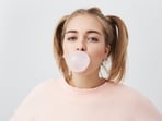 Does chewing gum stay forever in your stomach? 