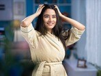 <p>ఆవ నూనెతో తయారు చేసిన సహజమైన హెయిర్ డై నూనెను ఒక సీసాలో నిల్వ చేసుకోండి. అవసరమైనప్పుడు ఈ నూనెను మీ జుట్టుకు పట్టించి, మెల్లగా మసాజ్ చేసి, మరుసటి రోజు తేలికపాటి షాంపూతో తలస్నానం చేయండి.</p>