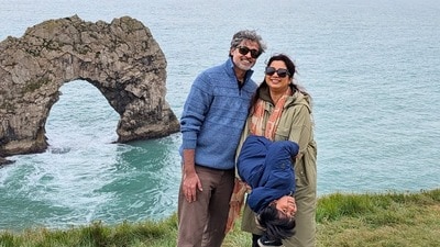 ‘আমার পৃথিবী…’, শ্রেয়ার কোলে উলটো হয়ে ঝুলে ছেলে দেবযান, বরের বাহুডোরে গায়িকা! ‘আমার পৃথিবী…’, শ্রেয়ার কোলে উলটো হয়ে ঝুলে ছেলে দেবযান, বরের বাহুডোরে গায়িকা!