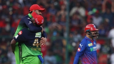 Delhi's batting struggles continue. As in their first two wins, they lost early wickets in clusters, thanks to some terrific fielding on behalf RCB. Sameer Rizvi fell to a terrific catch from Jitesh Sharma, after Phil Salt's screamed removed Karun Nair.&nbsp; (REUTERS)