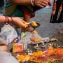 অনেক সময় বিনা কারণে বাড়িতে ভারী ভাব হয়। এটা বাড়ির নেতিবাচক শক্তির কারণে। আজই শিখুন ৫ টি সহজ উপায় যার মাধ্যমে আপনি কয়েক মিনিটের মধ্যে নেতিবাচকতা দূর করতে পারেন।