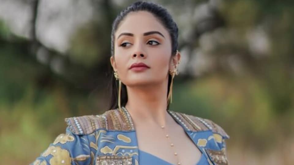 <p>హార్ట్, ఫైర్ ఎమోజీలతో శ్రీముఖి ఫొటోలకు నెటిజన్లు కామెంట్లు కురిపిస్తున్నారు. ‘అమ్మో అమ్మాయేనా, ఎల్లోరా శిల్పమా’ అంటూ సాంగ్స్ వేసుకుంటున్నారు. </p>(instagram-Sreemukhi)