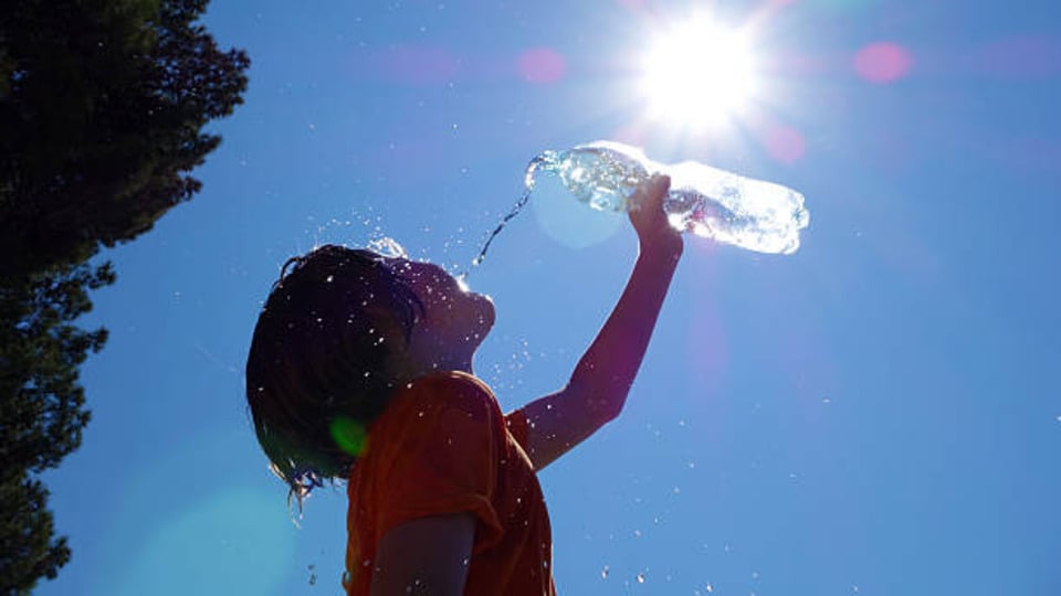 Summer Cooling Tips: ব্যয়বহুল এসি বা কুলিং মেশিন ইনস্টল করা সহজ নয়, তবে ব্ল্যাকআউট পর্দা এটার জন্য একটা আশীর্বাদ, কারণ এটা সূর্যের রশ্মিকে বাড়িতে প্রবেশ করতে বাধা দেয় এবং বাড়ির। অভ্যন্তরকে শীতল রাখে।