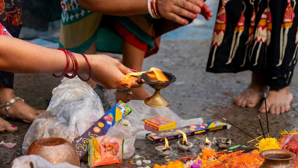 অনেক সময় বিনা কারণে বাড়িতে ভারী ভাব হয়। এটা বাড়ির নেতিবাচক শক্তির কারণে। আজই শিখুন ৫ টি সহজ উপায় যার মাধ্যমে আপনি কয়েক মিনিটের মধ্যে নেতিবাচকতা দূর করতে পারেন।(pixel)