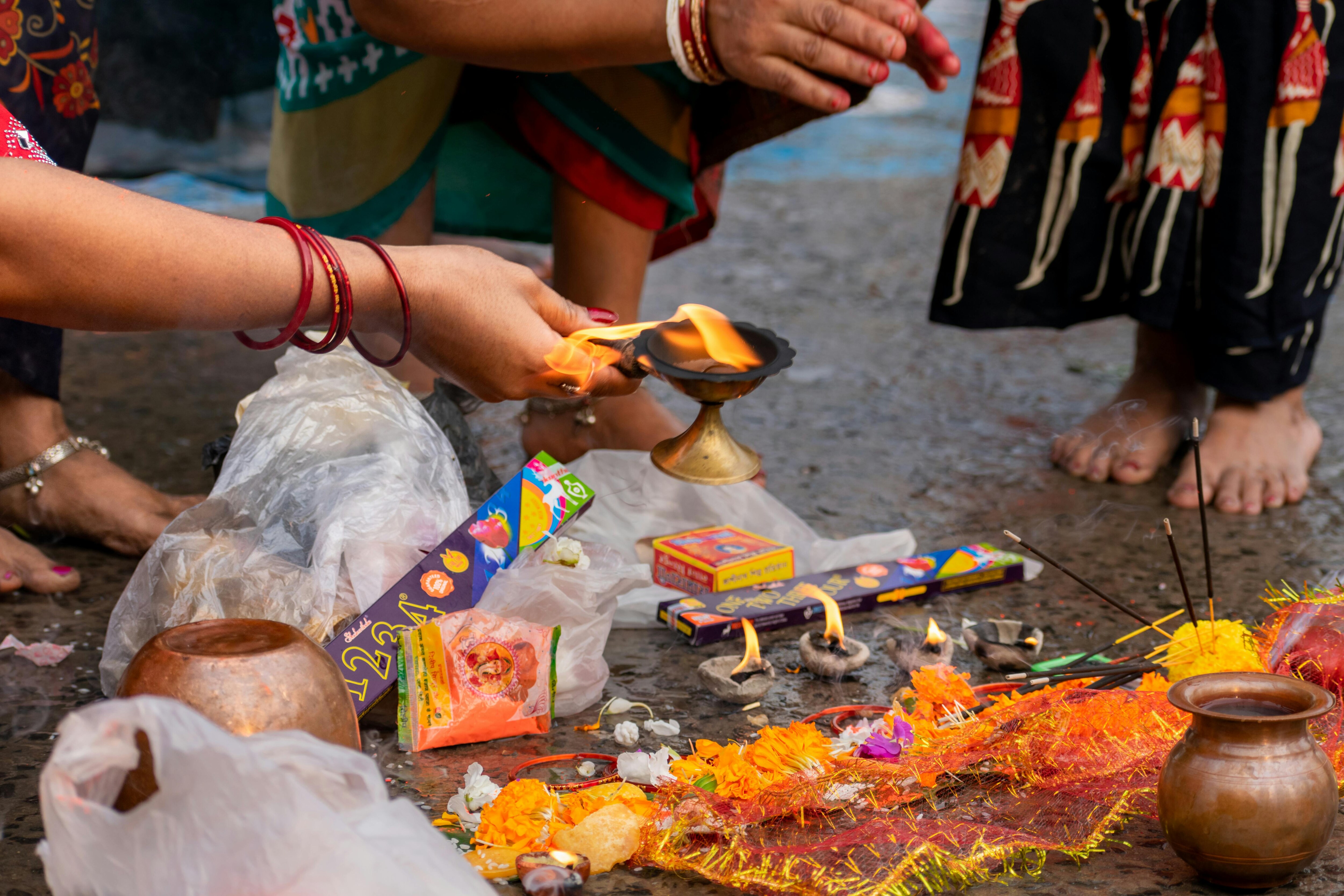 অনেক সময় বিনা কারণে বাড়িতে ভারী ভাব হয়। এটা বাড়ির নেতিবাচক শক্তির কারণে। আজই শিখুন ৫ টি সহজ উপায় যার মাধ্যমে আপনি কয়েক মিনিটের মধ্যে নেতিবাচকতা দূর করতে পারেন।