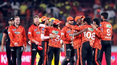 <p>మలింగకు తోడుగా యువ లెఫ్ట్ ఆర్మ్ రిస్ట్ స్పిన్నర్ శివాంగ్ కుమార్ అద్భుతమైన స్పిన్తో ఆకట్టుకున్నాడు. మూడు ఓవర్లలో కేవలం 18 పరుగులే ఇచ్చి ఒక వికెట్ తీయడమే కాకుండా, పరుగుల వేగాన్ని కట్టడి చేశాడు. వీరిద్దరి ధాటికి చెన్నై 20 ఓవర్లలో 8 వికెట్ల నష్టానికి 184 పరుగులకే పరిమితమైంది. తాజా గెలుపుతో ఎస్ఆర్హెచ్ పాయింట్స్ టేబుల్లో 4వ స్థానానికి చేరుకుంది.</p> (ANI Picture Service) <p>మలింగకు తోడుగా యువ లెఫ్ట్ ఆర్మ్ రిస్ట్ స్పిన్నర్ శివాంగ్ కుమార్ అద్భుతమైన స్పిన్తో ఆకట్టుకున్నాడు. మూడు ఓవర్లలో కేవలం 18 పరుగులే ఇచ్చి ఒక వికెట్ తీయడమే కాకుండా, పరుగుల వేగాన్ని కట్టడి చేశాడు. వీరిద్దరి ధాటికి చెన్నై 20 ఓవర్లలో 8 వికెట్ల నష్టానికి 184 పరుగులకే పరిమితమైంది. తాజా గెలుపుతో ఎస్ఆర్హెచ్ పాయింట్స్ టేబుల్లో 4వ స్థానానికి చేరుకుంది.</p> (ANI Picture Service)