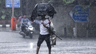 <p>హైదరాబాద్ నగరంలో వాతావరణం ఒక్కసారిగా మారిపోయింది. మధ్యాహ్నం తర్వాత నగరంలోని చాలాచోట్ల వర్షం మొదలైంది. దీంతో భానుడి భగభగలకి ఉక్కిరిబిక్కిరి అయిన నగరవాసులకు ఉపశమనం కలిగినట్లు అయింది.</p> <p>హైదరాబాద్ నగరంలో వాతావరణం ఒక్కసారిగా మారిపోయింది. మధ్యాహ్నం తర్వాత నగరంలోని చాలాచోట్ల వర్షం మొదలైంది. దీంతో భానుడి భగభగలకి ఉక్కిరిబిక్కిరి అయిన నగరవాసులకు ఉపశమనం కలిగినట్లు అయింది.</p>