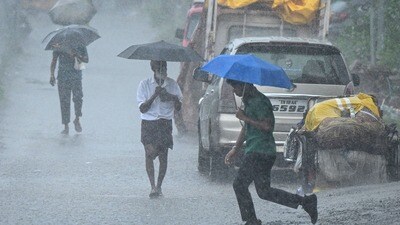 <p>ఎల్బీ నగర్, హయత్ నగర్, వనస్థలిపురంతో పాటు మరికొన్ని ప్రాంతాల్లో తేలికపాటి జల్లులు కురిశాయి. ఈదురుగాలులు వీస్తున్నాయి. మధ్యాహ్నం తర్వాత ఎండ తగ్గిపోగా… వాతావరణం చల్లబడింది.</p> (AFP File ) <p>ఎల్బీ నగర్, హయత్ నగర్, వనస్థలిపురంతో పాటు మరికొన్ని ప్రాంతాల్లో తేలికపాటి జల్లులు కురిశాయి. ఈదురుగాలులు వీస్తున్నాయి. మధ్యాహ్నం తర్వాత ఎండ తగ్గిపోగా… వాతావరణం చల్లబడింది.</p> (AFP File )