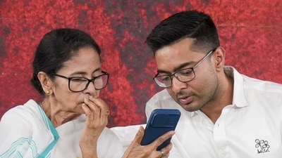 ভোটের মুখে ধাক্কা খেল তৃণমূল কংগ্রেস। (ফাইল ছবি, সৌজন্যে পিটিআই) ভোটের মুখে ধাক্কা খেল তৃণমূল কংগ্রেস। (ফাইল ছবি, সৌজন্যে পিটিআই)