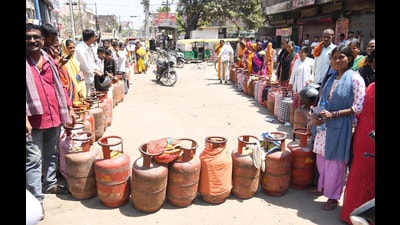 People queue up to refill their LPG cylinders at Digha in Patna (HT FILE) People queue up to refill their LPG cylinders at Digha in Patna (HT FILE)